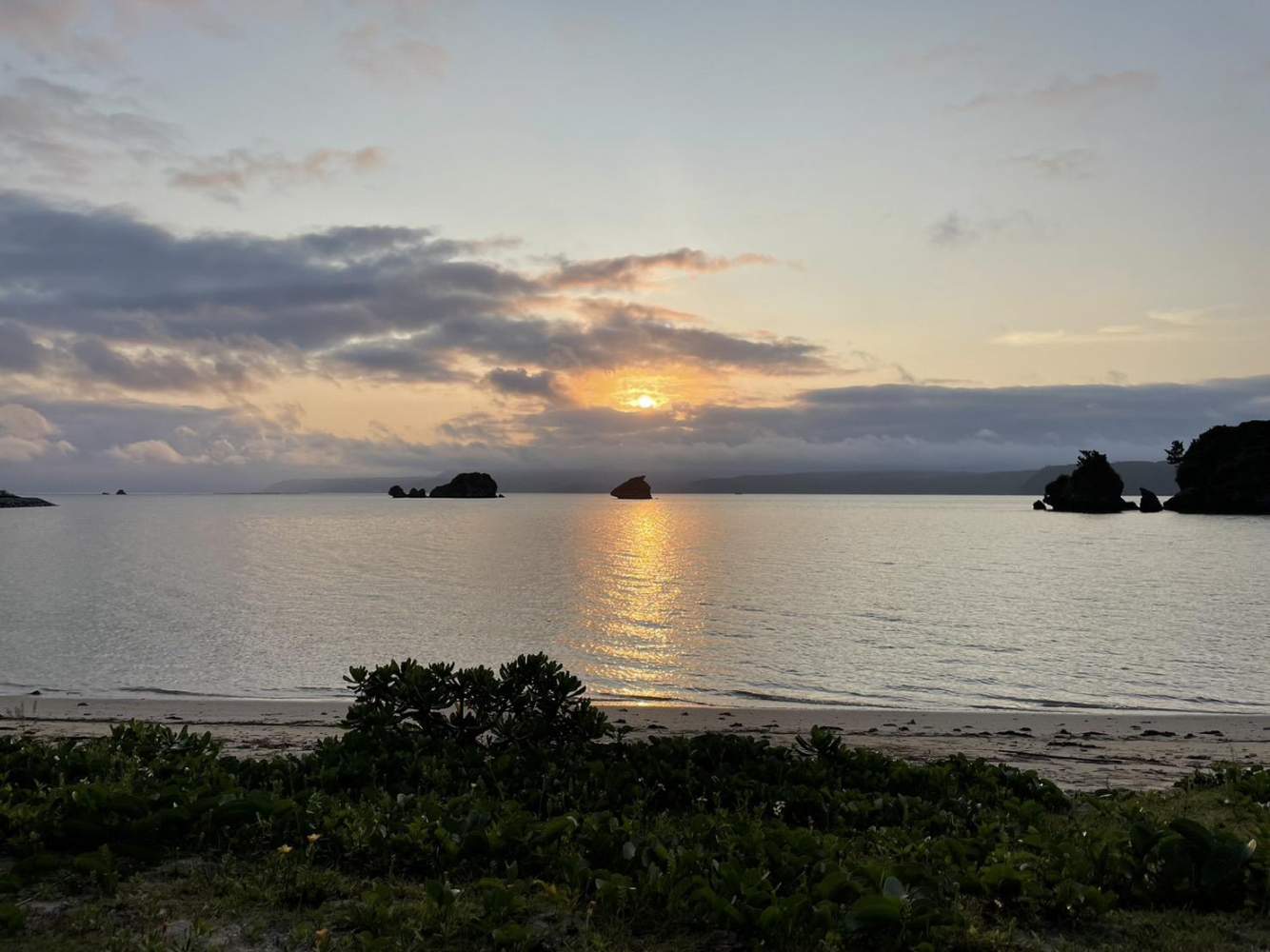 沖縄の海で日の出を迎える